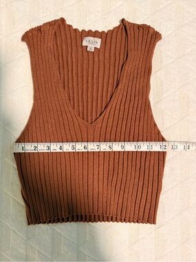 Le Lis Ribbed V-Neck Cropped Tank — Burnt Orange Size M